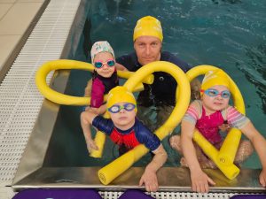 nauka pływania chełmiec z wykorzystaniem sprzetu