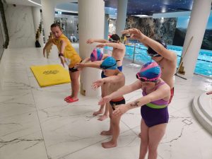 grupowa nauka pływania rozgrzewka nauka płwyania